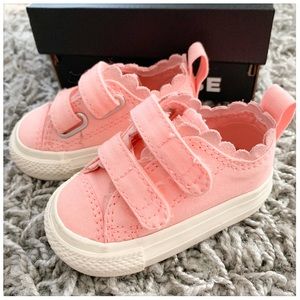 ⭐️ VEUC! ⭐️ Pink Scallop Baby Converse - Size 2 ⭐️